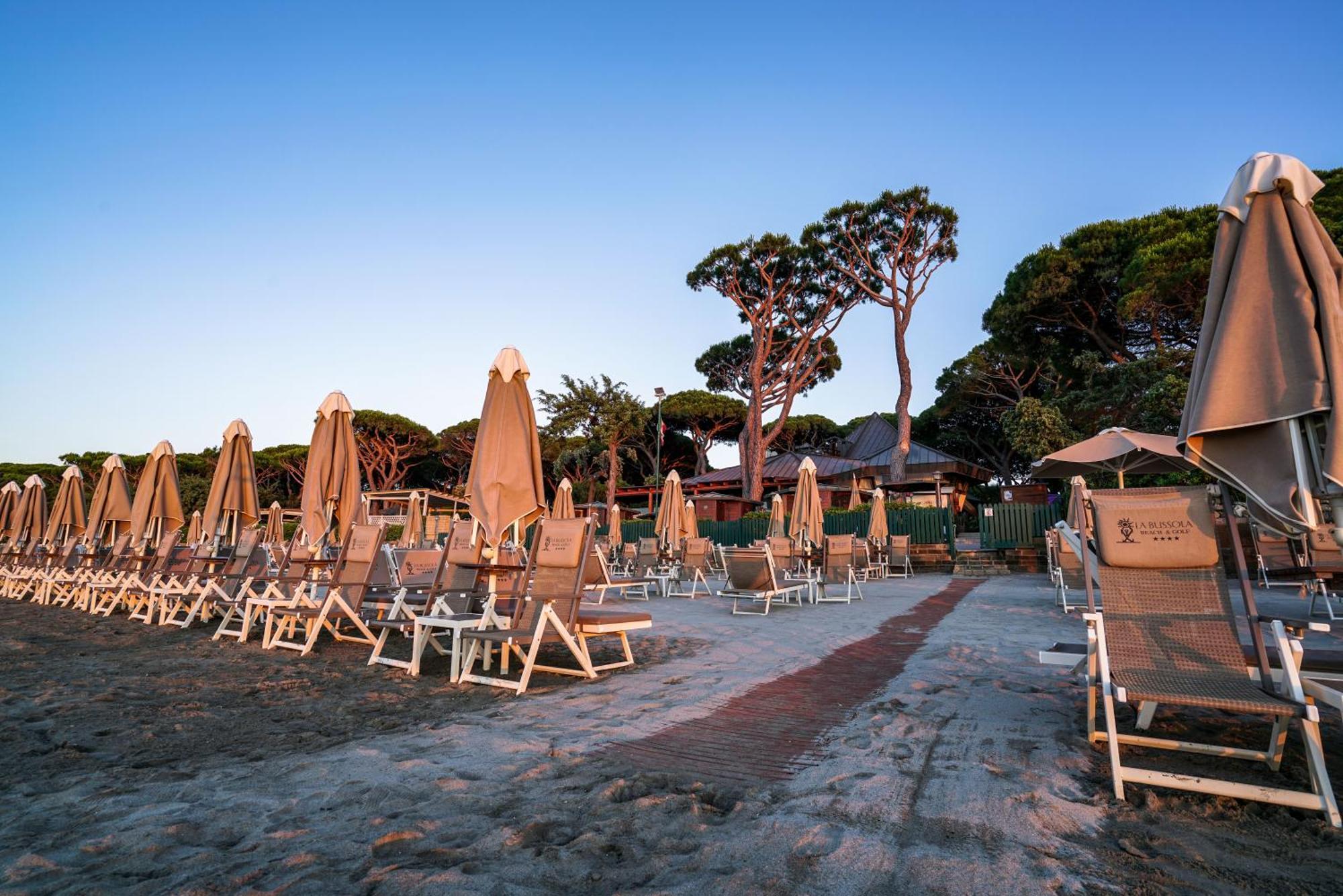 La Bussola Beach Hotel Пунта Ала Екстериор снимка